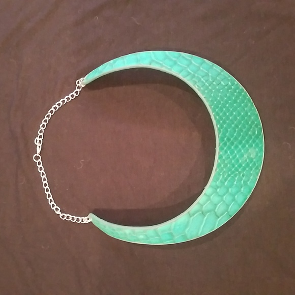 Green Faux Reptile Neck Choker & Matching Cuff Bracelet in Silvertone. - Picture 2 of 5